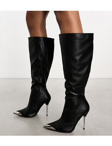 Public Desire Wide Fit - Finery - Stivali al ginocchio con tacco in pelle sintetica nera con dettagli in metallo a pianta larga-Nero