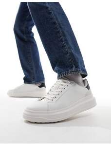 Bershka - Sneakers bianche con suola spessa e linguetta sul tallone a contrasto-Bianco
