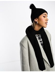 French Connection - Completo nero in maglia a coste con sciarpa e berretto con pompon