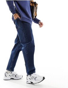 ASOS DESIGN - Jeans comodi affusolati in blu slavato