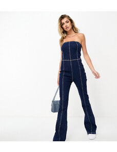 Esclusiva In The Style - Tuta jumpsuit di jeans a fascia a zampa blu scuro