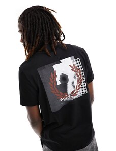 Fred Perry - T-shirt nera con stampa grafica sul retro-Nero