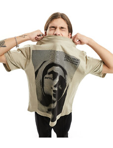 COLLUSION - T-shirt color pietra con grafica di viso sul davanti-Neutro