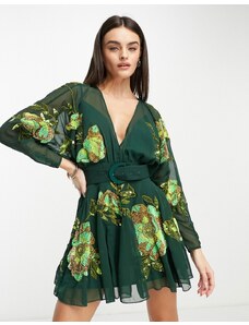 ASOS DESIGN - Vestito corto con gonna morbida a godet, cintura in vita e decorazioni floreali verde-Giallo