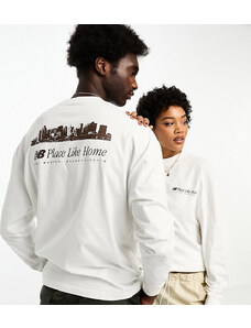 In esclusiva per ASOS - New Balance - NB Place Like Home - T-shirt unisex oversize a maniche lunghe bianco sporco e marrone-Neutro