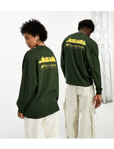 New Balance - NB Place Like Home - T-shirt a maniche lunghe unisex oversize verde scuro e senape - In esclusiva per ASOS