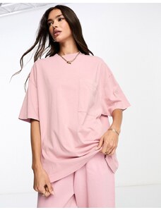 ASOS DESIGN - T-shirt boyfriend rosa slavato con tasca in coordinato