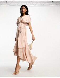 ASOS DESIGN - Vestito midi da damigella a portafoglio in raso color cipria con arricciatura-Rosa