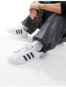 adidas Originals - Superstar - Sneakers bianche e blu navy-Bianco