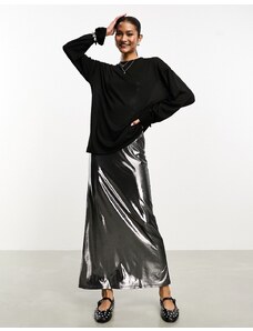 ASOS DESIGN - Vestito lungo con spalline sottili 2 in 1 in argento metallizzato con felpa sovrapposta