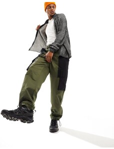 ASOS DESIGN - Pantaloni cargo ampi in nylon effetto colorblock e con dettaglio cintura kaki e nero-Verde