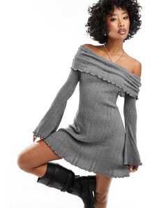 ASOS DESIGN - Vestito corto arricciato grigio in maglia a trecce con scollo a barchetta e spalle scoperte