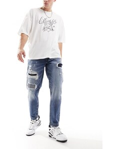 ASOS DESIGN - Jeans classici rigidi lavaggio blu medio con strappi