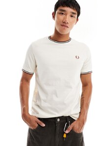 Fred Perry - T-shirt bianca con doppia riga a contrasto sui bordi e logo-Bianco