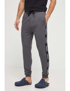 HUGO pantaloni lounge in cotone colore grigio con applicazione