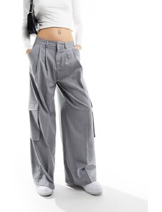 Bershka - Pantaloni sartoriali cargo con fondo ampio grigi gessati-Grigio