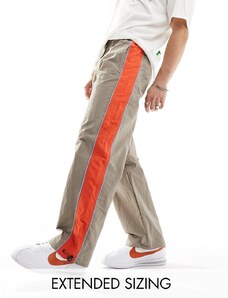 ASOS DESIGN - Pantaloni sportivi ampi in nylon marroni con riga laterale arancione-Marrone