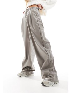 Pull&Bear - Pantaloni in pelle sintetica grigi a fondo ampio-Grigio