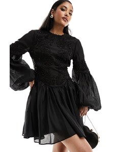 ASOS DESIGN - Vestito corto accollato nero con peplo e decorazione a ricamo