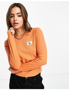 Calvin Klein Jeans - Top a maniche lunghe color argilla bruciata a coste con logo-Arancione