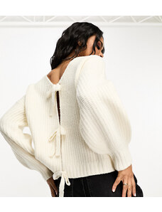 Esclusiva In The Style - Maglione color crema con fiocchi sul retro e maniche a palloncino-Bianco
