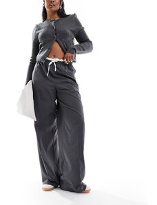 Bershka - Pantaloni sartoriali a fondo ampio nero slavato con dettaglio stile boxer