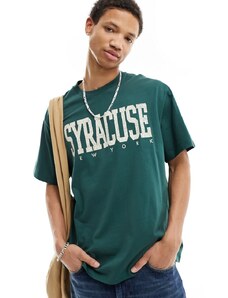 Bershka - T-shirt verde bosco con stampa "Syracuse" sul davanti