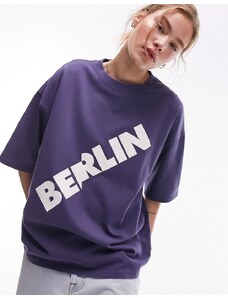Topshop - T-shirt oversize blu con spalle scese e grafica "Berlin"
