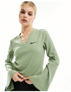 Nike - Top a maniche lunghe appariscente in jersey verde olio a coste con scollo a V
