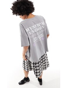 Noisy May - T-shirt oversize grigio slavato con stampa a tema mistero sul retro