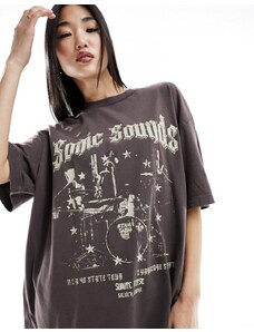 ASOS DESIGN - T-shirt boyfriend marrone slavato con grafica "Rock Sounds 70s Studded"