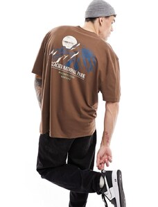 ASOS DESIGN - T-shirt oversize marrone con stampa di paesaggio sul retro