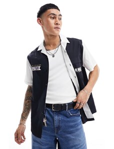 ASOS DESIGN - Camicia comoda in popeline di cotone con rever e stampa motocross-Nero