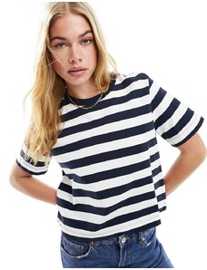 Selected Femme - T-shirt squadrata a righe blu navy