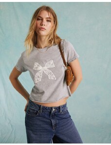 Miss Selfridge - T-shirt mini grigia con fiocco in pizzo stampato-Grigio