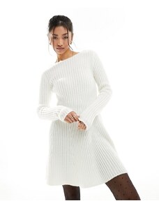 Miss Selfridge - Vestito in maglia morbido color crema con fiocco sul retro-Bianco