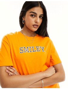 Pieces - T-shirt arancione ricamata