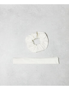 Pieces - Bride To Be - Set con fascia ed elastico per capelli in jersey a coste color crema-Bianco