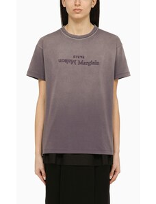Maison Margiela T-shirt color melanzana in cotone con logo inverso