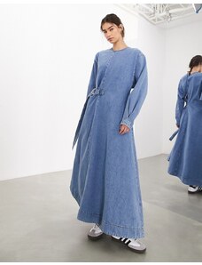 ASOS EDITION - Vestito lungo a maniche lunghe in denim blu lavaggio medio con dettaglio a D