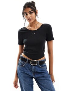 Nike - T-shirt nera a costine con scollo ampio sul retro-Nero