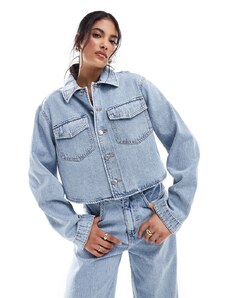 ASOS DESIGN - Camicia di jeans corta blu lavaggio medio