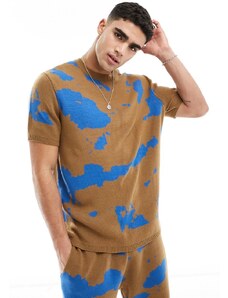 ASOS DESIGN - T-shirt girocollo comoda in maglia marrone con motivo tie-dye in coordinato