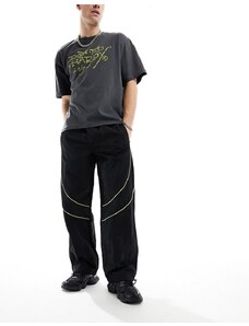 ASOS DESIGN - Pantaloni sportivi neri e gialli in nylon lucido a pannelli con profili a contrasto-Nero