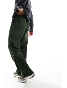 ASOS DESIGN - Pantaloni color kaki larghi a fondo ampio in nylon-Verde