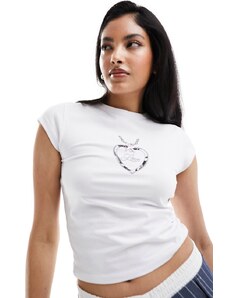 ASOS DESIGN - T-shirt corta avorio con stampa con medaglione a forma di cuore-Bianco