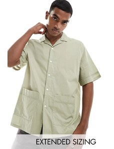 ASOS DESIGN - Camicia comoda in popeline di cotone verde oliva con rever e finiture