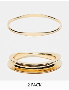 ASOS DESIGN - Confezione da 2 bracciali rigidi color oro sottili con curvature