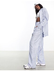 ASOS Weekend Collective - Pantaloni a fondo ampio a righe blu e bianche in coordinato