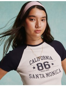 Miss Selfridge - T-shirt mini color crema con maniche raglan blu navy e stampa “California”-Bianco